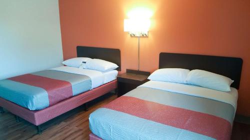 een hotelkamer met 2 bedden en kleurrijke lakens bij Motel 6-Maryland Heights, MO in Maryland Heights