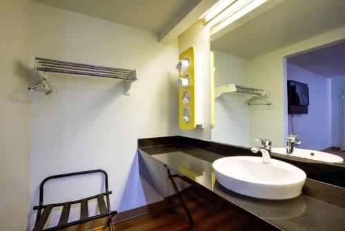 La salle de bains est pourvue d'un lavabo et d'un miroir. dans l'établissement Super 7 Inn, à Tupelo