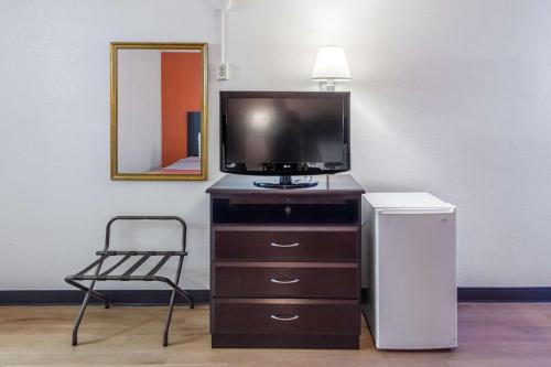 Televisyen dan/atau pusat hiburan di Motel 6-Groton, CT - Casinos nearby