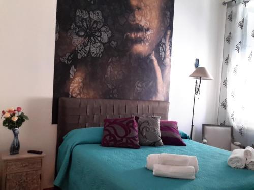 サレルノにあるLe Stanze di Penelopeのベッドルーム1室(壁に絵画が描かれた青いベッド1台付)
