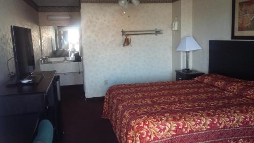 Un pat sau paturi într-o cameră la Deer Field Inn