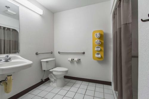 Koupelna v ubytování Motel 6-Streetsboro, OH
