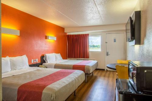 Giường trong phòng chung tại Motel 6-Ashland, OH