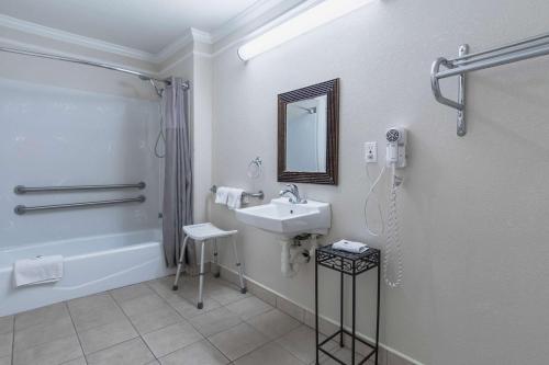 Ett badrum på Motel 6-Kingsburg, CA