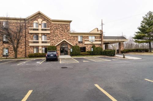a parking lot in front of a building at Motel 6-Libertyville, IL in Libertyville