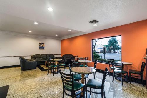 a restaurant with tables and chairs and a couch at Motel 6-Libertyville, IL in Libertyville