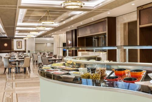 ein Restaurant mit einem Buffet mit ausgestellten Speisen in der Unterkunft Elite World Grand Istanbul Basın Ekspres in Istanbul