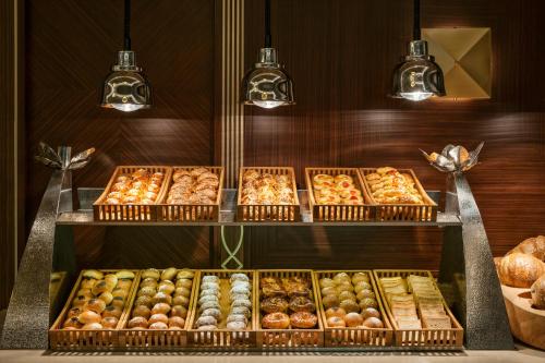 eine Vitrine mit vielen verschiedenen Gebäcksorten in der Unterkunft Elite World Grand Istanbul Basın Ekspres in Istanbul