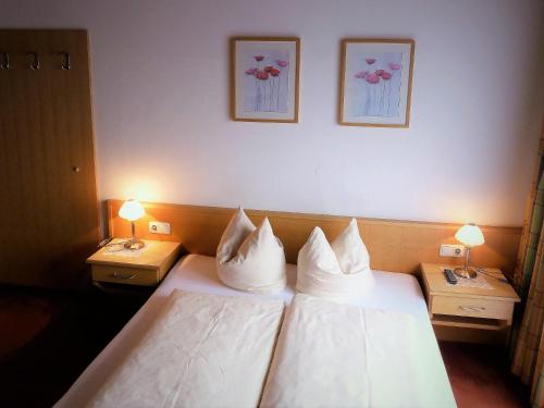 Una cama o camas en una habitación de Haus Astrid-Christoph