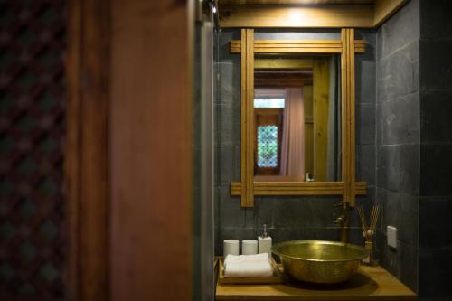 Courtyard Shangri-la 藏舍小院にあるバスルーム