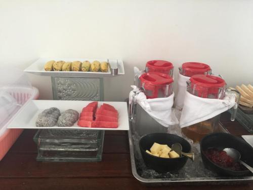 Un refrigerador lleno de muchos tipos diferentes de alimentos en Sam So Boutique Villa, en Siem Reap