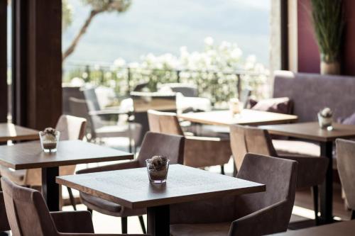 a group of tables and chairs in a restaurant at Felderer Boutiquehotel in Caldaro