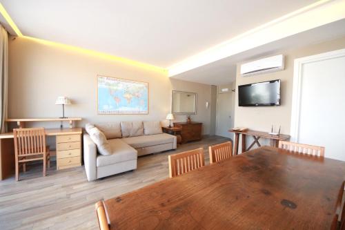 - un salon avec un canapé et une table dans l'établissement Talismano Luxury Suite & Loft & Alcova, à Naples