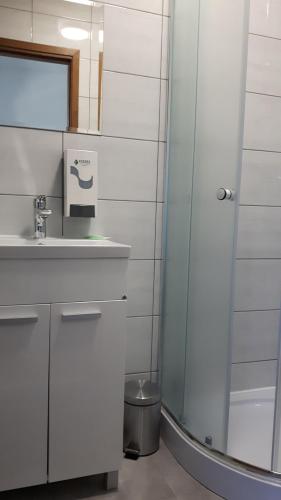 a bathroom with a sink and a shower at RESTORAN PRENOĆIŠTE CROATIA TURIST in Ðakovo