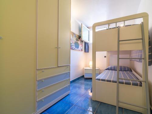 カルロフォルテにあるCasa Taccarossaのベッドルーム1室(二段ベッド2組付)、バスルーム1室が備わります。