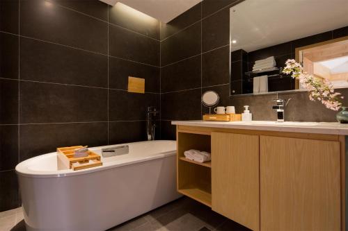 Ein Badezimmer in der Unterkunft Lijiang Sunshine Nali Inn