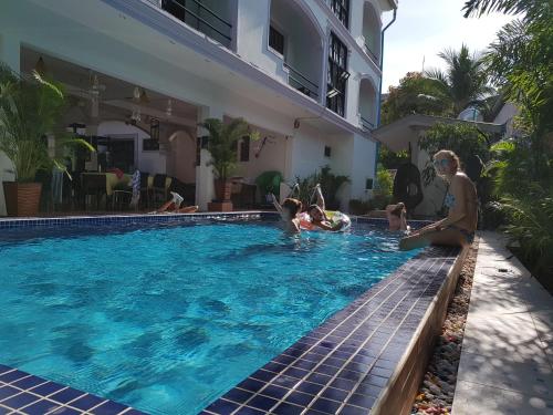 eine Gruppe von Menschen sitzt in einem Schwimmbecken in der Unterkunft Smiley's Guesthouse in Siem Reap