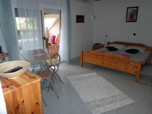 una camera con letto, tavolo e sedie di Studio in Nin/Zadar Riviera 8216 a Nin