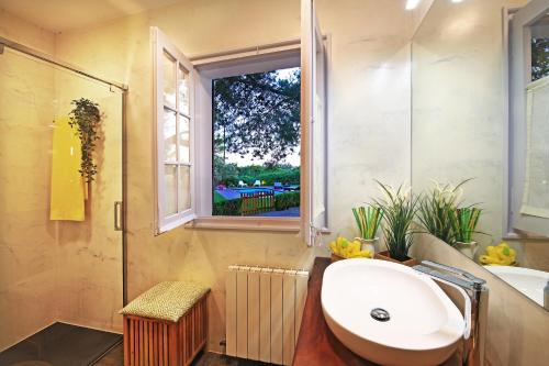 baño con lavabo y ventana en Casa Rural Els Pins, en Sant Marçal
