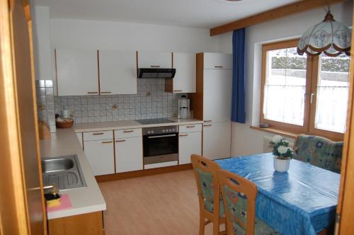 Kuchyň nebo kuchyňský kout v ubytování Haus Gantioler
