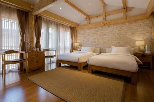 Ein Bett oder Betten in einem Zimmer der Unterkunft Lijiang Sunshine Nali Inn
