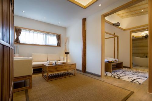 Ein Bett oder Betten in einem Zimmer der Unterkunft Lijiang Sunshine Nali Inn
