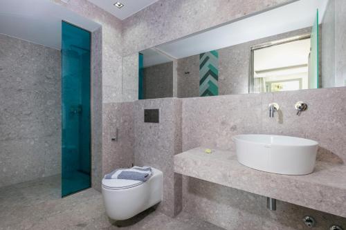 Ένα μπάνιο στο The Elegant Apartments