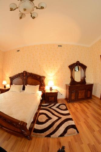 Un pat sau paturi într-o cameră la Bahoriston Hotel