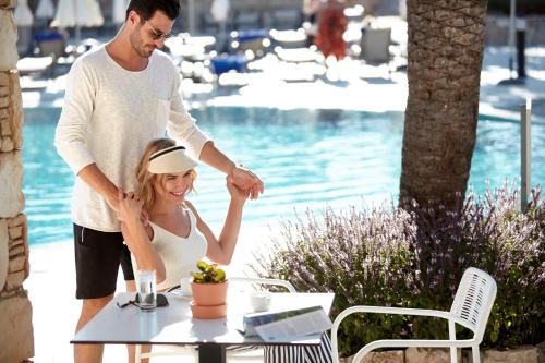 Επισκέπτες που μένουν στο Louis St. Elias Resort & Waterpark