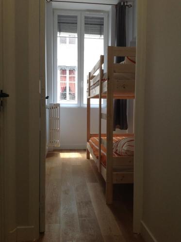 une chambre avec deux lits superposés et une fenêtre dans l'établissement Charme et Modernité au Cœur de Lyon, à Lyon