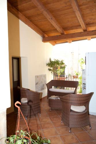 a patio with wicker chairs and a table at B&B Del Borgo in San Marco Argentano