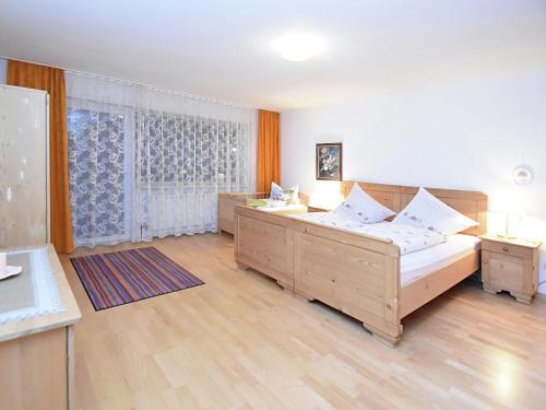 una grande camera con due letti e una finestra di Apartment in Goggersreut mit Terrasse a Röhrnbach
