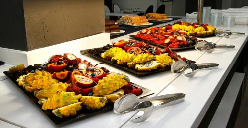 卡里拉夏日酒店的自助餐,餐桌上放着几盘食物