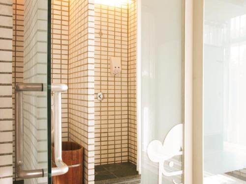 una ducha con puerta de cristal en un baño en Refillnow! Hostel, en Bangkok