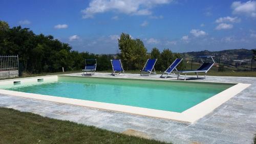 アリアーノ・テルメにある"El Fiù"の青い椅子とスイミングプールを併設しています。