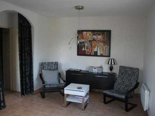 - un salon avec deux chaises et un bureau dans l'établissement Villa in Segonzac with Pool and Vineyards, à Segonzac