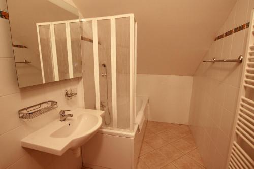 Ванная комната в Hotel U Divadla