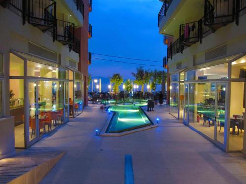 un patio de un edificio con piscina por la noche en Thalassa, en Loutra Edipsou