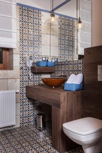 a bathroom with a sink and a toilet at Apartamenty Willa w Dolinie in Tarnów