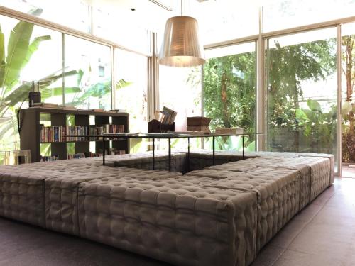 Cama grande en habitación con estantería en Refillnow! Hostel, en Bangkok