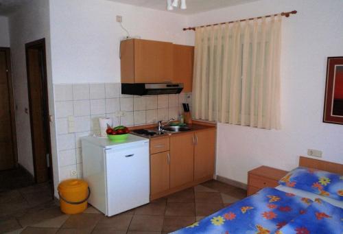 Una cocina o cocineta en Studio Apartment Okrug Gornji near Sea