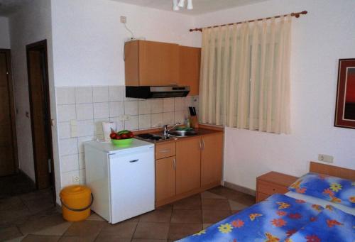 Kuchyň nebo kuchyňský kout v ubytování Studio Apartment Okrug Gornji near Sea