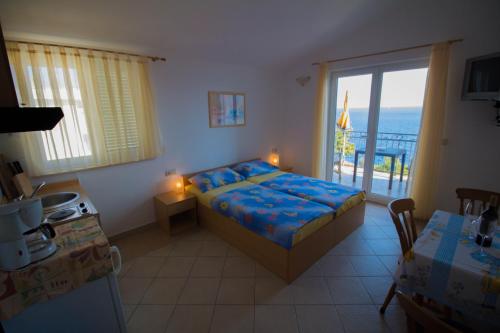 Studio Apartment Okrug Gornji near Sea