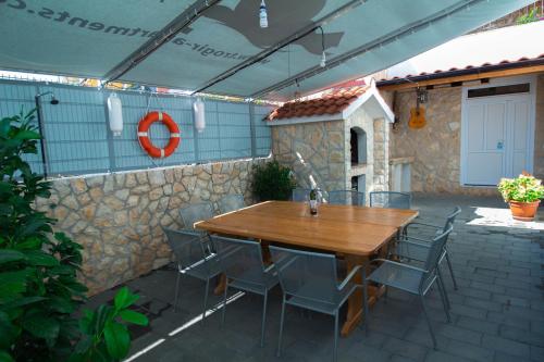 Studio Apartment Okrug Gornji near Sea