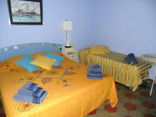 ein Schlafzimmer mit 2 Betten und Handtüchern darauf in der Unterkunft Anirbas in Reggio di Calabria