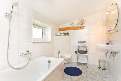 ein Badezimmer mit einer Badewanne, einem Waschbecken und einem WC in der Unterkunft Two-Bedroom Apartment in Gross Kordshagen I in Arbshagen