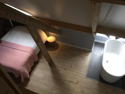 an overhead view of a bedroom with a bed and a sink at B&B Erve ten Dam in Ambt Delden