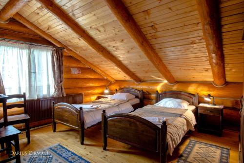 Łóżko lub łóżka w pokoju w obiekcie Pensiunea Haiducilor