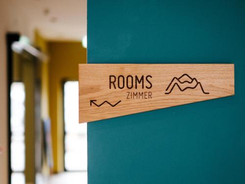 a sign on the side of a wall with arams junior at Avenon Privat-Hotel Am Steinberg in Röthenbach an der Pegnitz