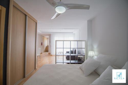 מיטה או מיטות בחדר ב-Apartamentos Seven Village